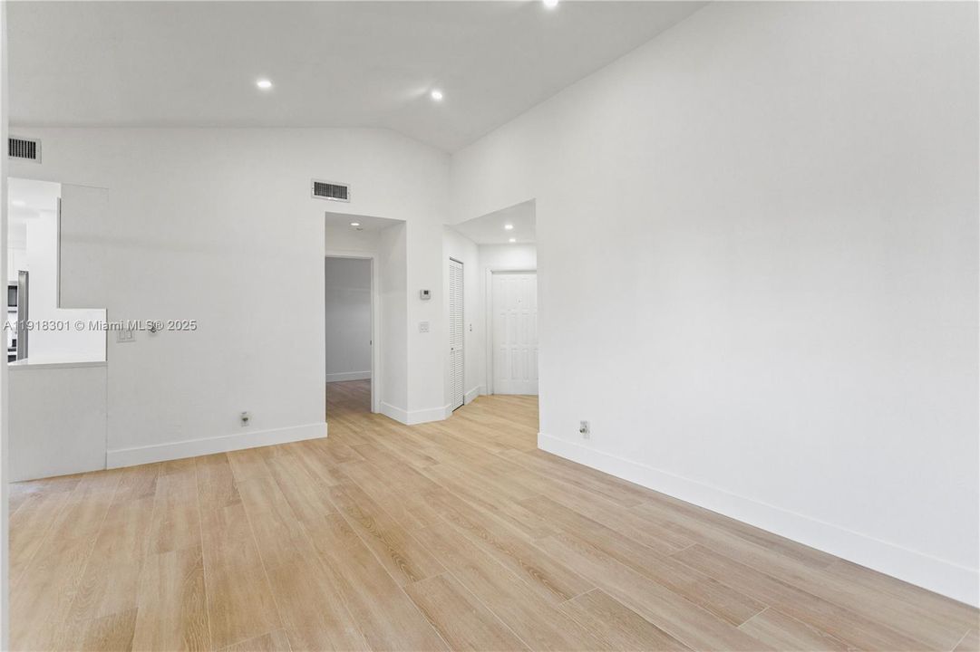 Active With Contract: $2,750 (2 beds, 2 baths, 991 Square Feet)