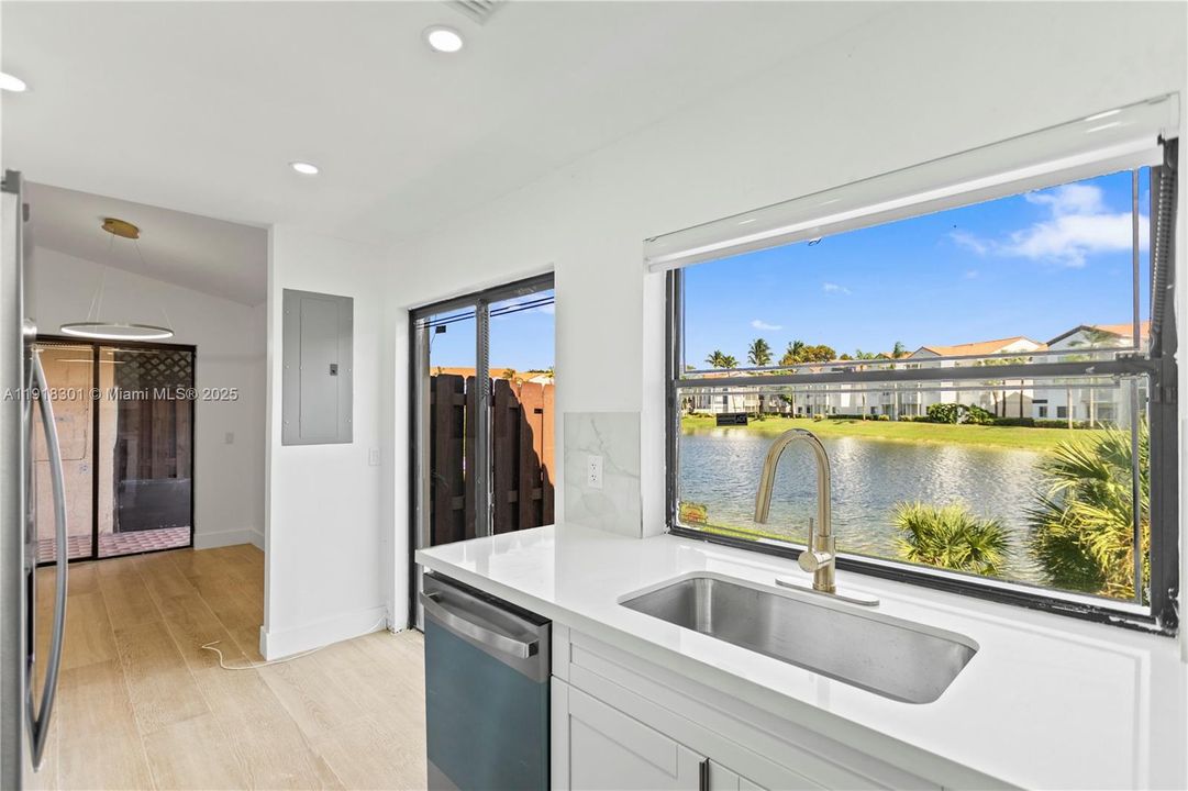 Active With Contract: $2,750 (2 beds, 2 baths, 991 Square Feet)