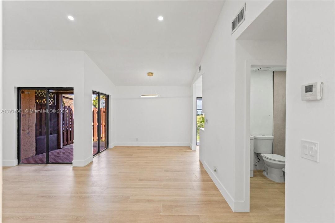 Active With Contract: $2,750 (2 beds, 2 baths, 991 Square Feet)