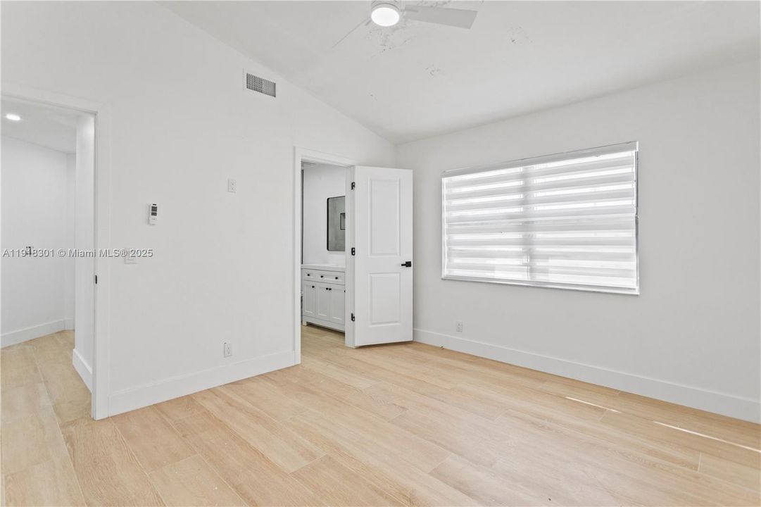 Active With Contract: $2,750 (2 beds, 2 baths, 991 Square Feet)