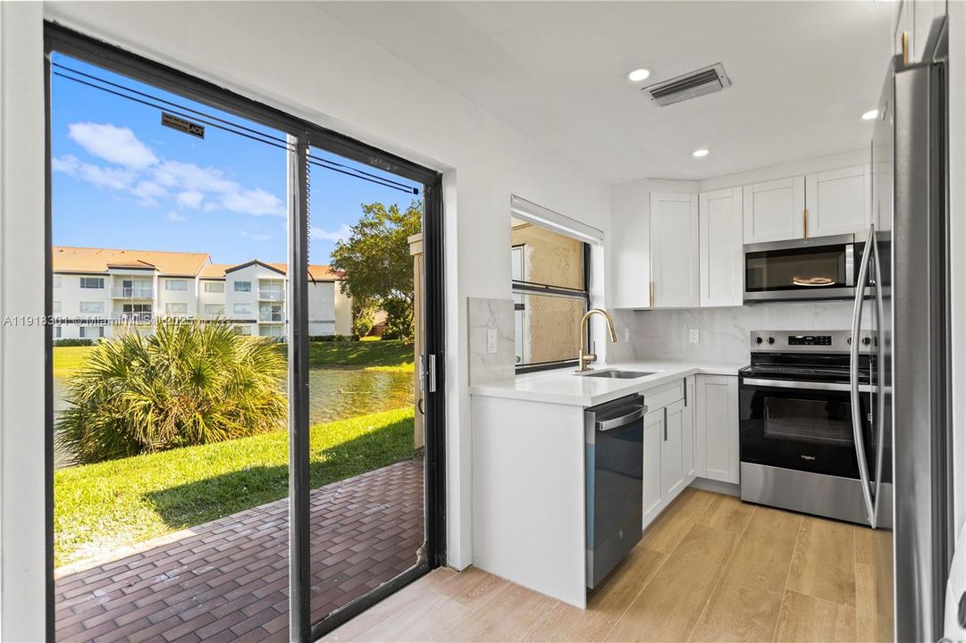 Active With Contract: $2,750 (2 beds, 2 baths, 991 Square Feet)