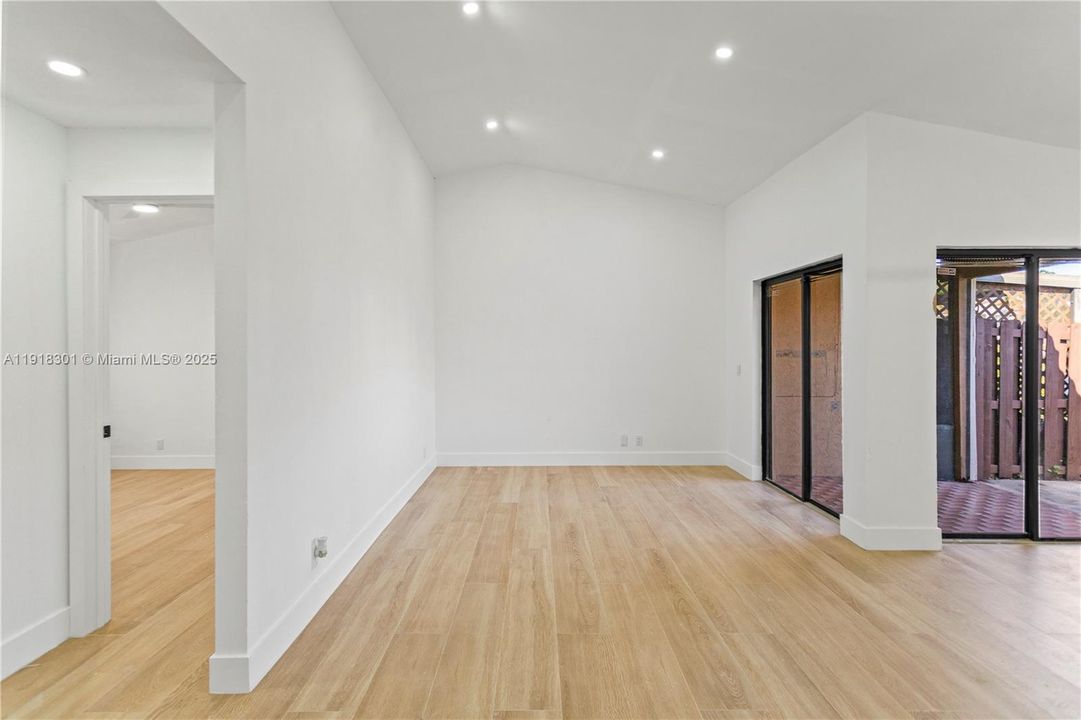 Active With Contract: $2,750 (2 beds, 2 baths, 991 Square Feet)