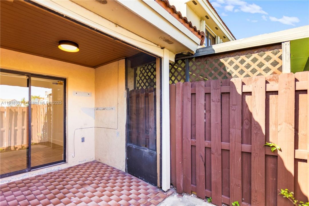 Active With Contract: $2,750 (2 beds, 2 baths, 991 Square Feet)