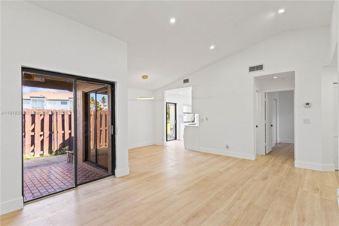 Active With Contract: $2,750 (2 beds, 2 baths, 991 Square Feet)