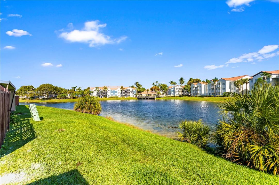 Active With Contract: $2,750 (2 beds, 2 baths, 991 Square Feet)