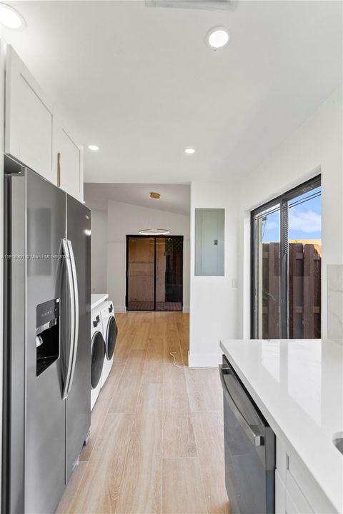 Active With Contract: $2,750 (2 beds, 2 baths, 991 Square Feet)