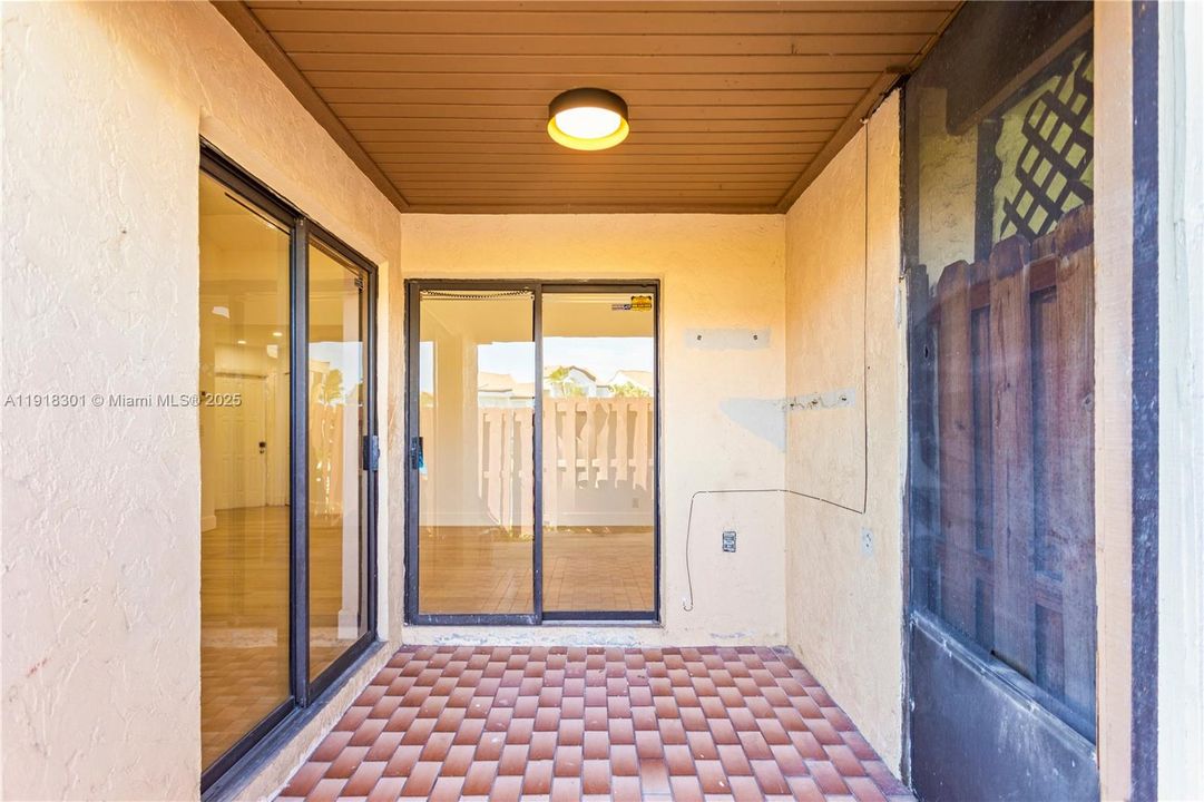 Active With Contract: $2,750 (2 beds, 2 baths, 991 Square Feet)