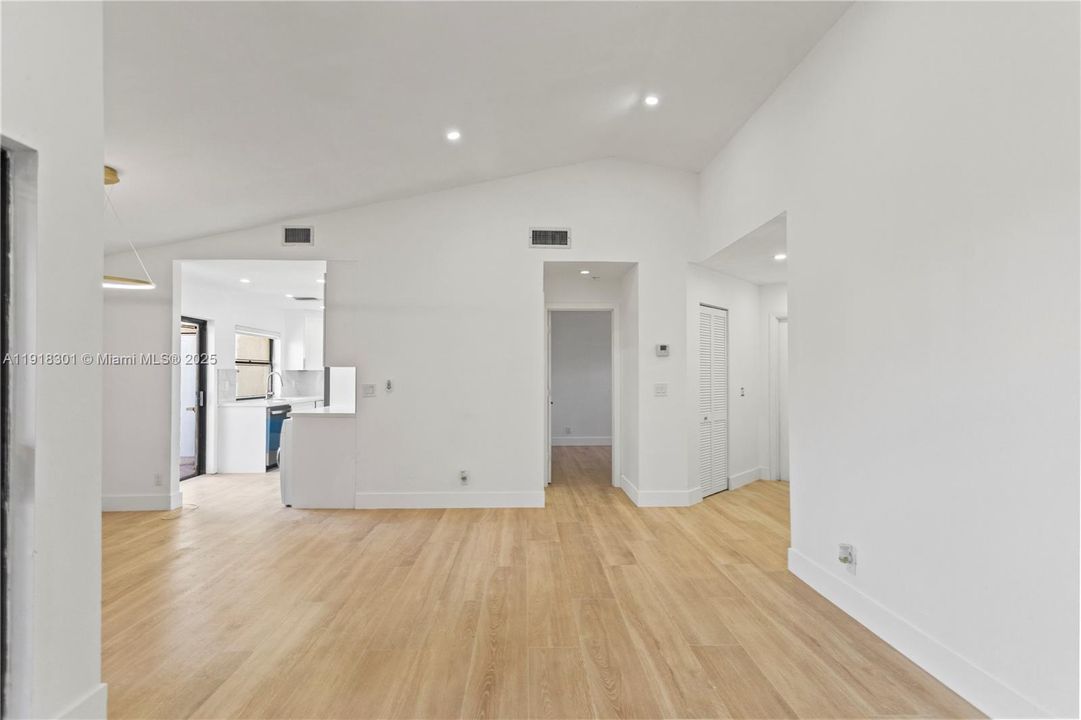 Active With Contract: $2,750 (2 beds, 2 baths, 991 Square Feet)