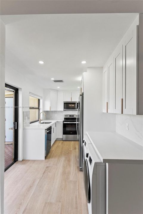 Active With Contract: $2,750 (2 beds, 2 baths, 991 Square Feet)