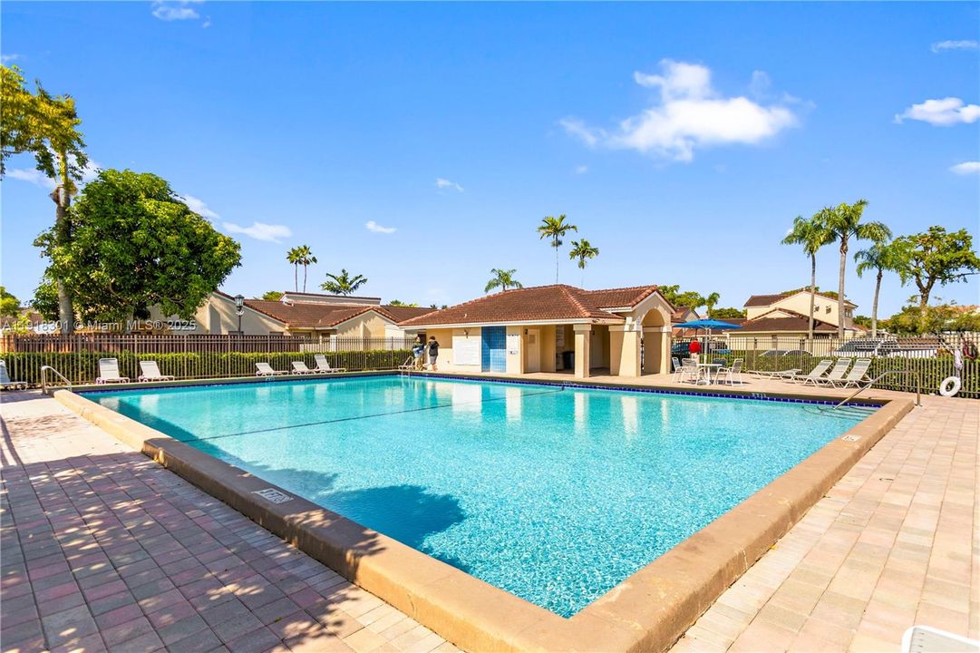 Active With Contract: $2,750 (2 beds, 2 baths, 991 Square Feet)