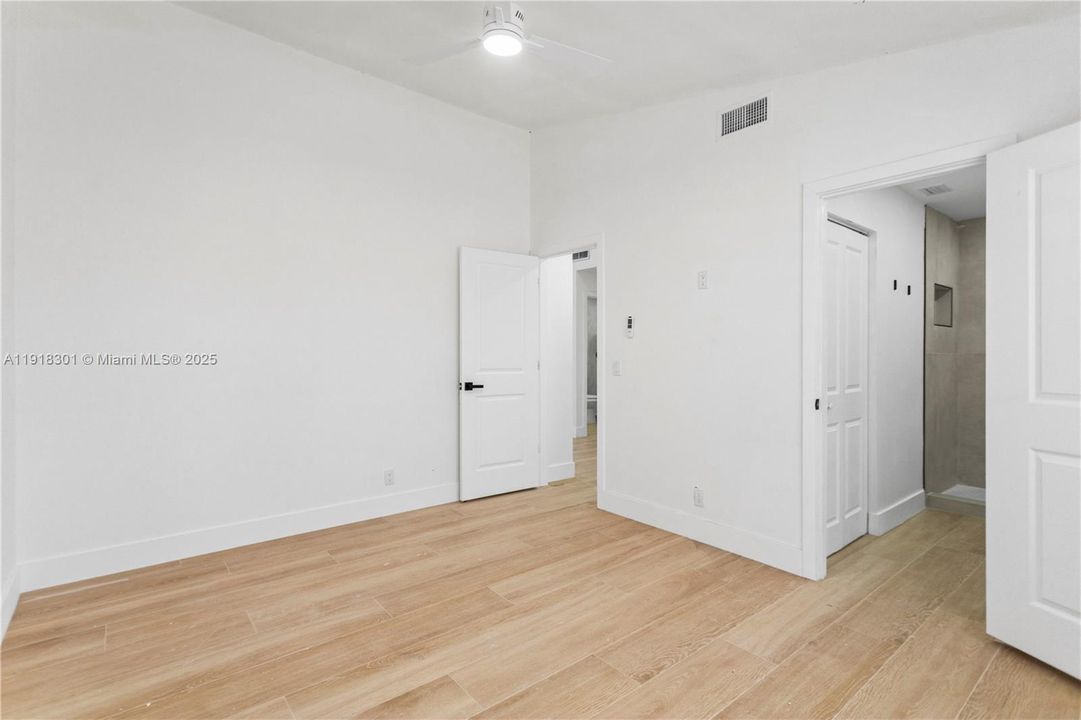 Active With Contract: $2,750 (2 beds, 2 baths, 991 Square Feet)
