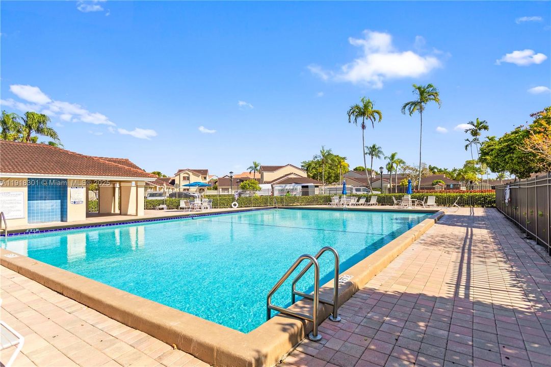 Active With Contract: $2,750 (2 beds, 2 baths, 991 Square Feet)