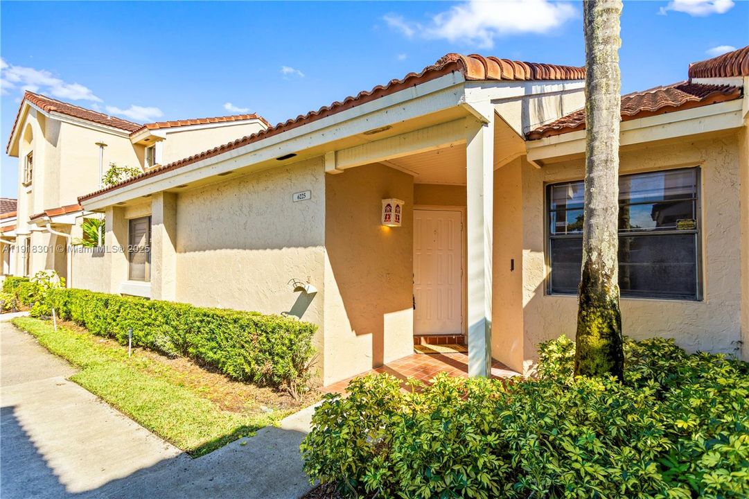 Active With Contract: $2,750 (2 beds, 2 baths, 991 Square Feet)