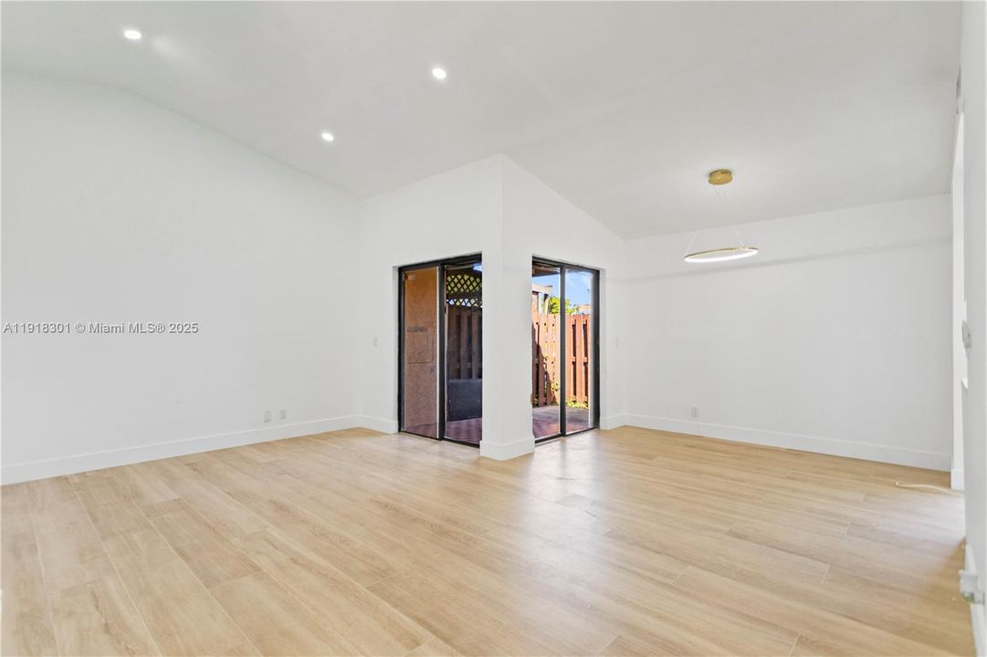 Active With Contract: $2,750 (2 beds, 2 baths, 991 Square Feet)