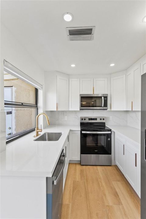 Active With Contract: $2,750 (2 beds, 2 baths, 991 Square Feet)