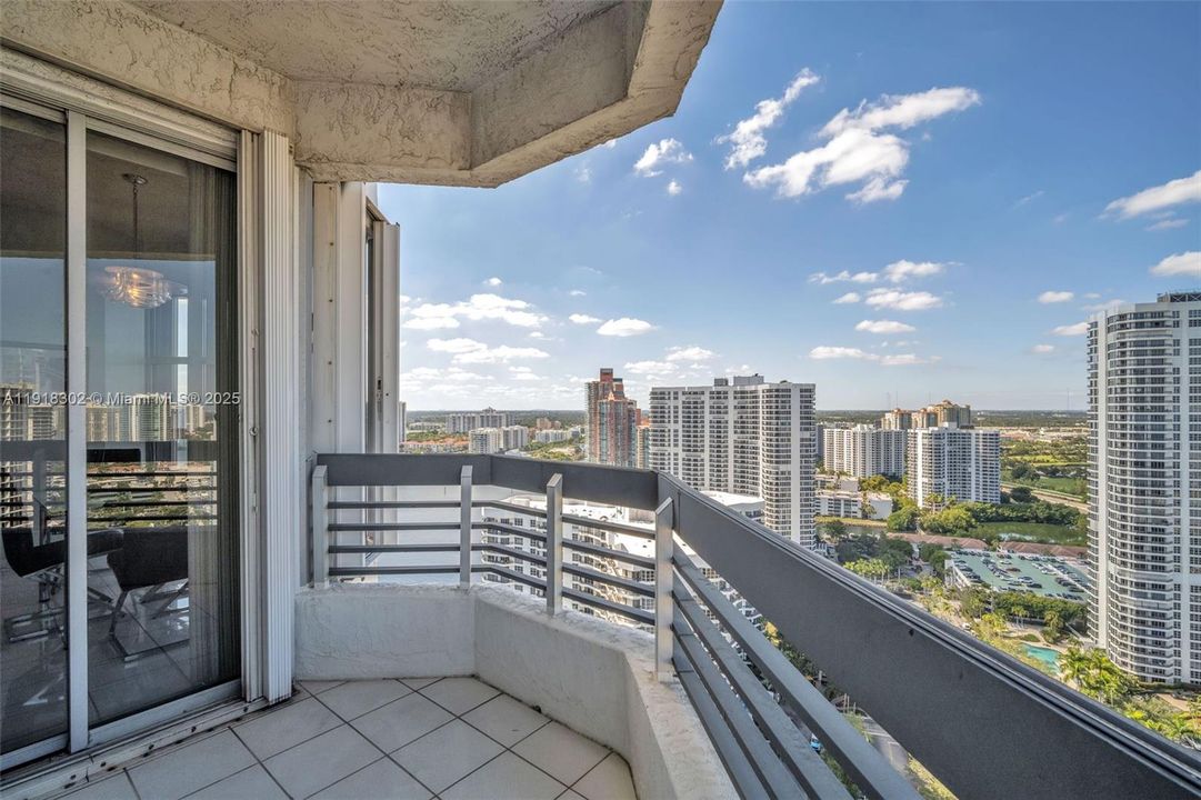 For Sale: $535,000 (2 beds, 2 baths, 1361 Square Feet)