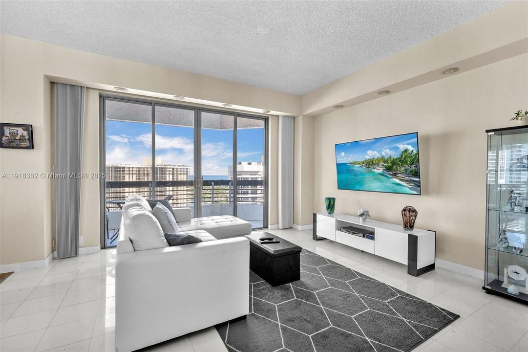 For Sale: $535,000 (2 beds, 2 baths, 1361 Square Feet)