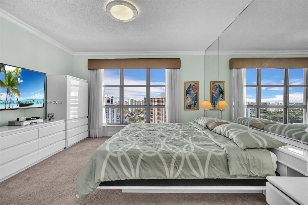 For Sale: $535,000 (2 beds, 2 baths, 1361 Square Feet)