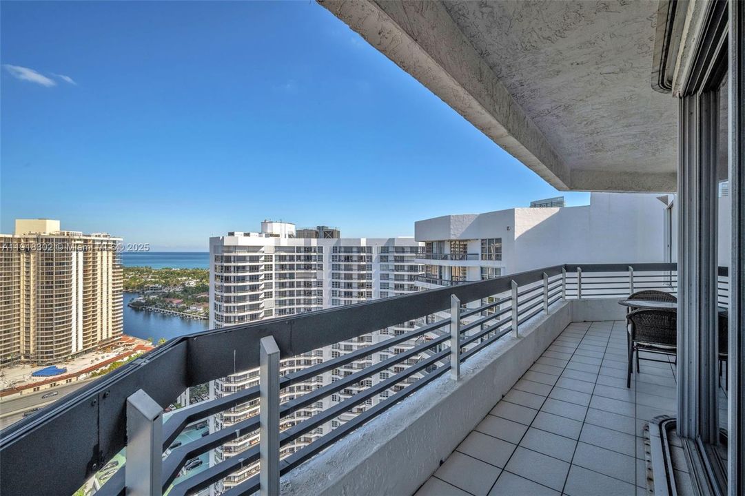 For Sale: $535,000 (2 beds, 2 baths, 1361 Square Feet)