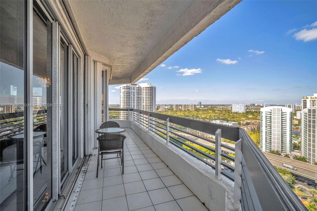 For Sale: $535,000 (2 beds, 2 baths, 1361 Square Feet)