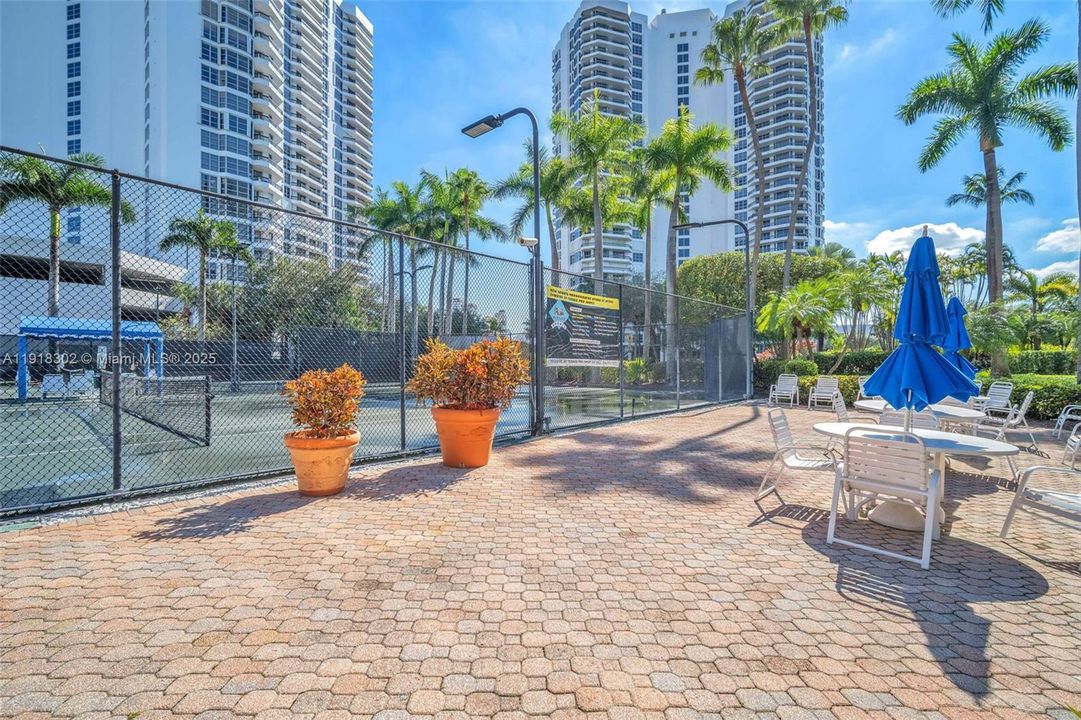 For Sale: $535,000 (2 beds, 2 baths, 1361 Square Feet)