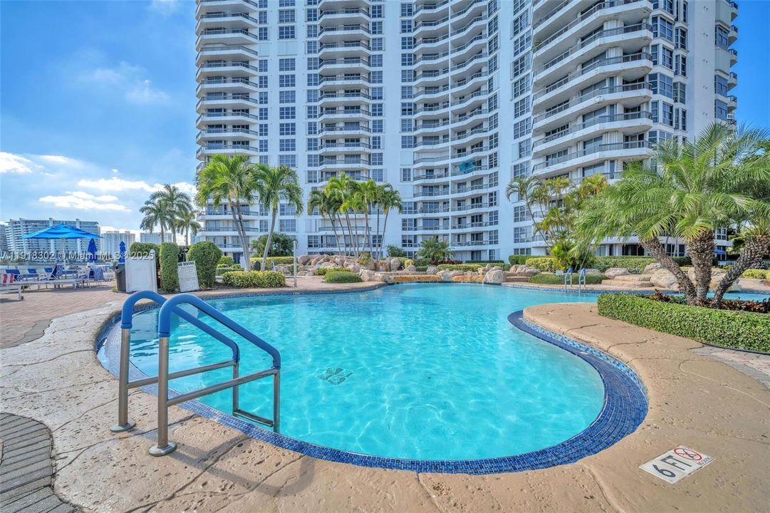 For Sale: $535,000 (2 beds, 2 baths, 1361 Square Feet)