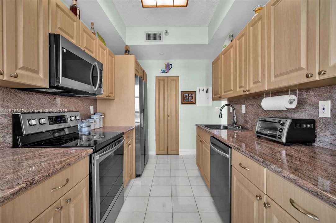 For Sale: $535,000 (2 beds, 2 baths, 1361 Square Feet)