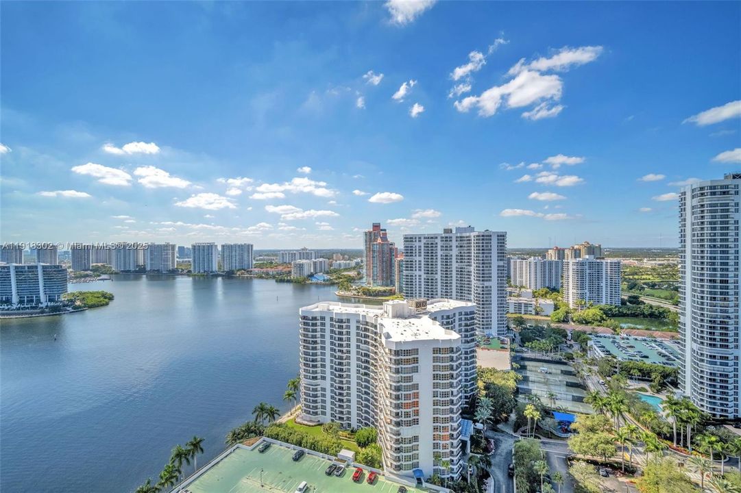 For Sale: $535,000 (2 beds, 2 baths, 1361 Square Feet)