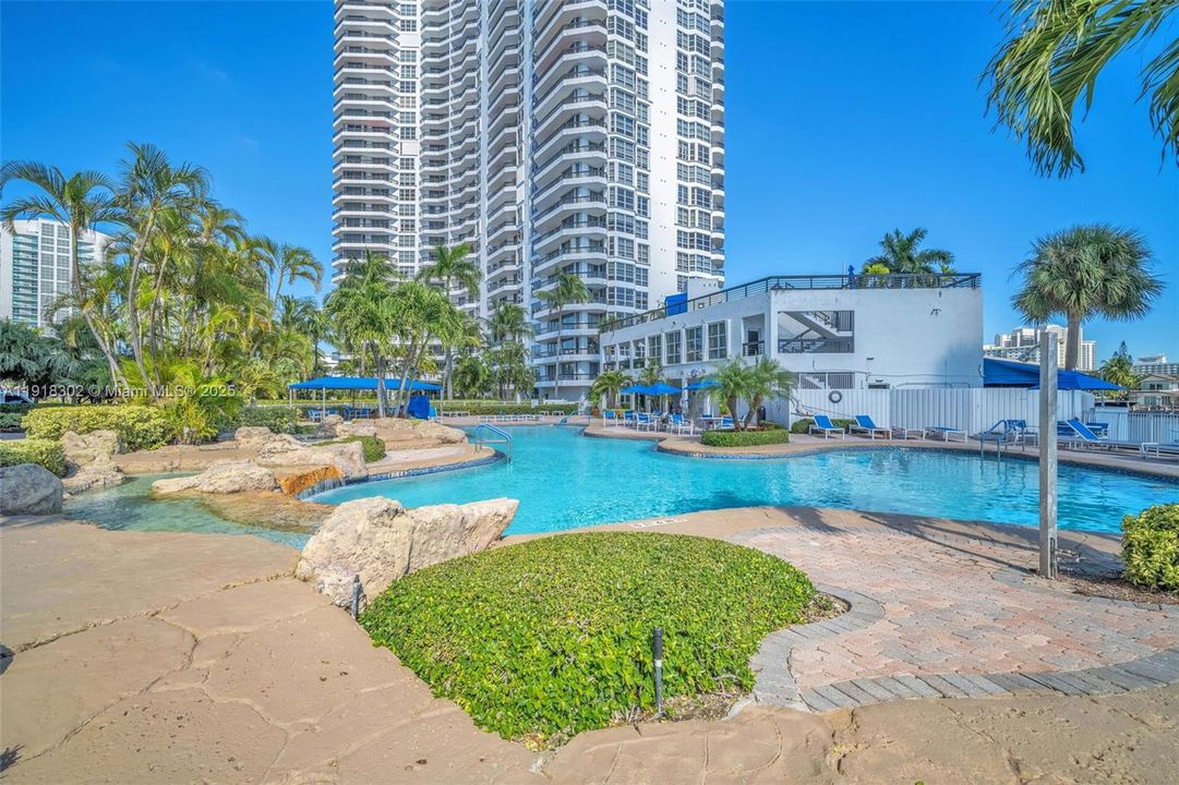 For Sale: $535,000 (2 beds, 2 baths, 1361 Square Feet)