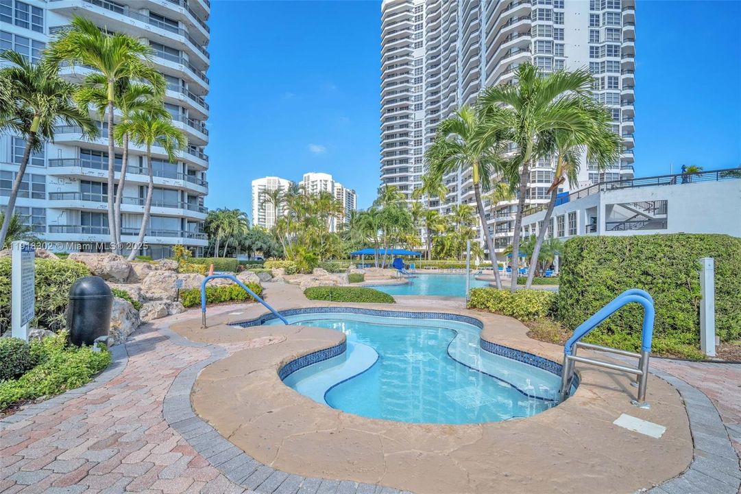 For Sale: $535,000 (2 beds, 2 baths, 1361 Square Feet)