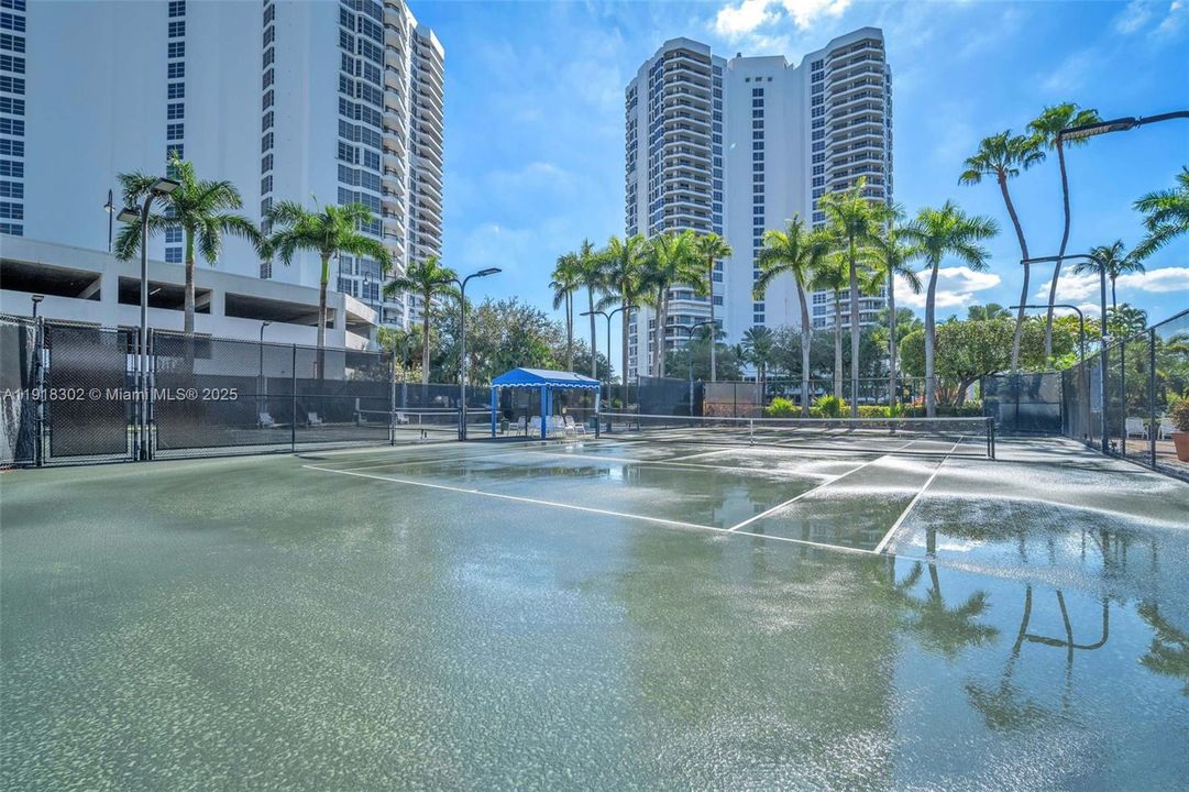 For Sale: $535,000 (2 beds, 2 baths, 1361 Square Feet)