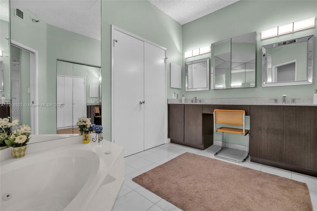 For Sale: $535,000 (2 beds, 2 baths, 1361 Square Feet)