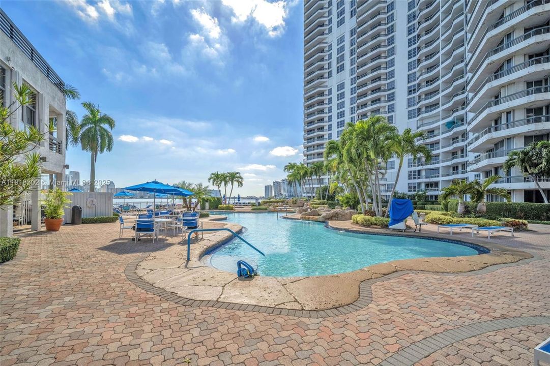 For Sale: $535,000 (2 beds, 2 baths, 1361 Square Feet)