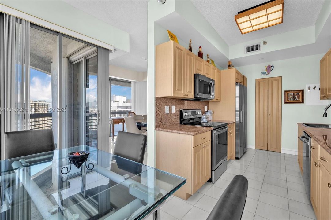For Sale: $535,000 (2 beds, 2 baths, 1361 Square Feet)