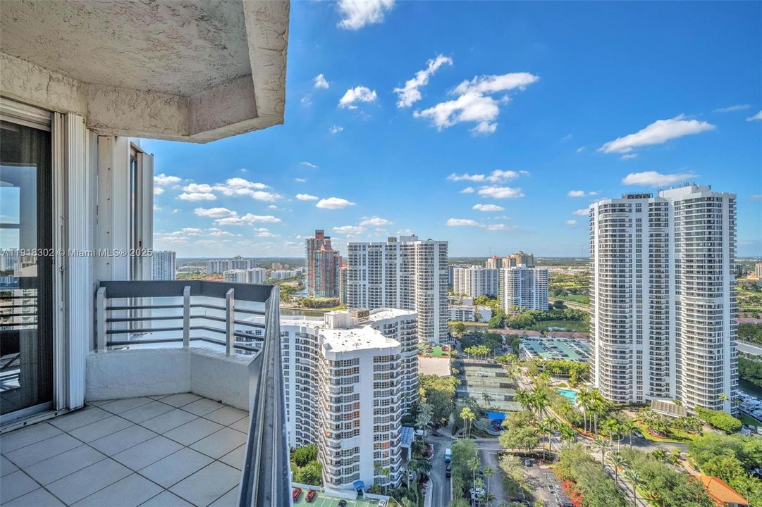 For Sale: $535,000 (2 beds, 2 baths, 1361 Square Feet)