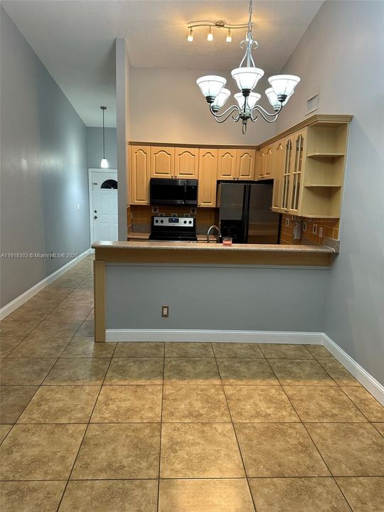 Active With Contract: $410,000 (3 beds, 2 baths, 1093 Square Feet)