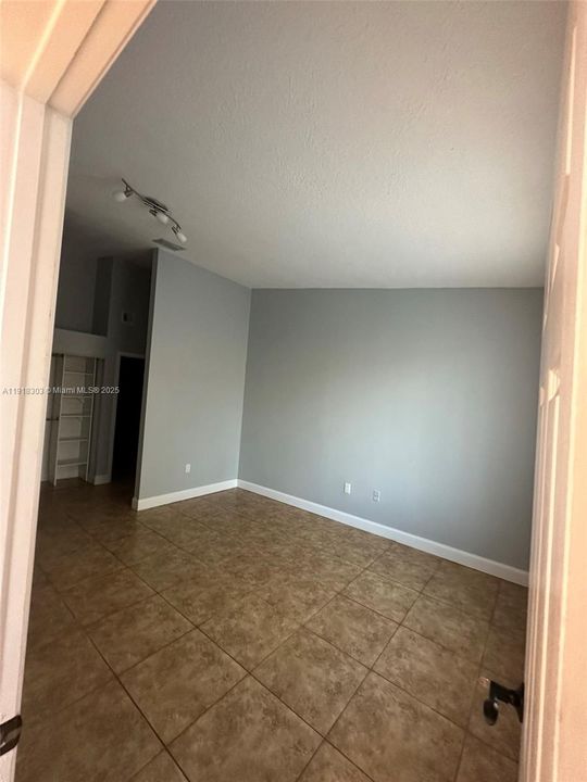 Active With Contract: $410,000 (3 beds, 2 baths, 1093 Square Feet)