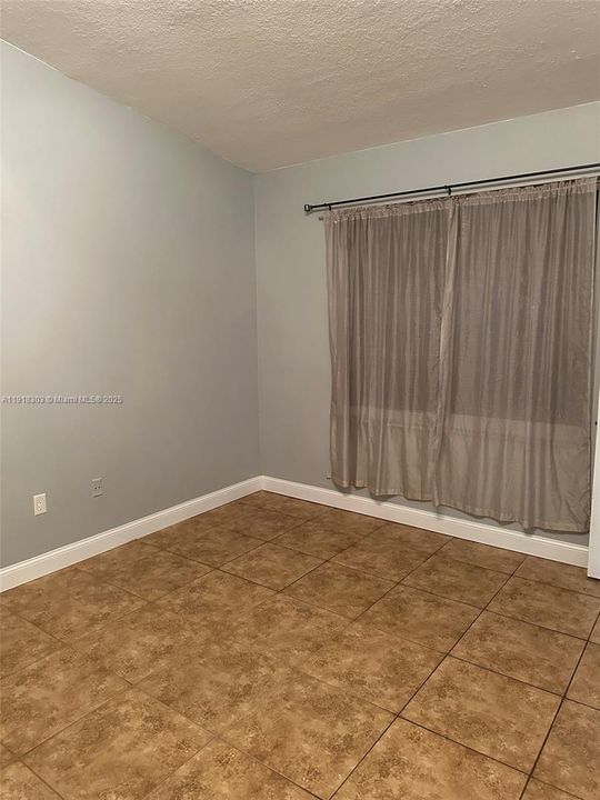 Active With Contract: $410,000 (3 beds, 2 baths, 1093 Square Feet)