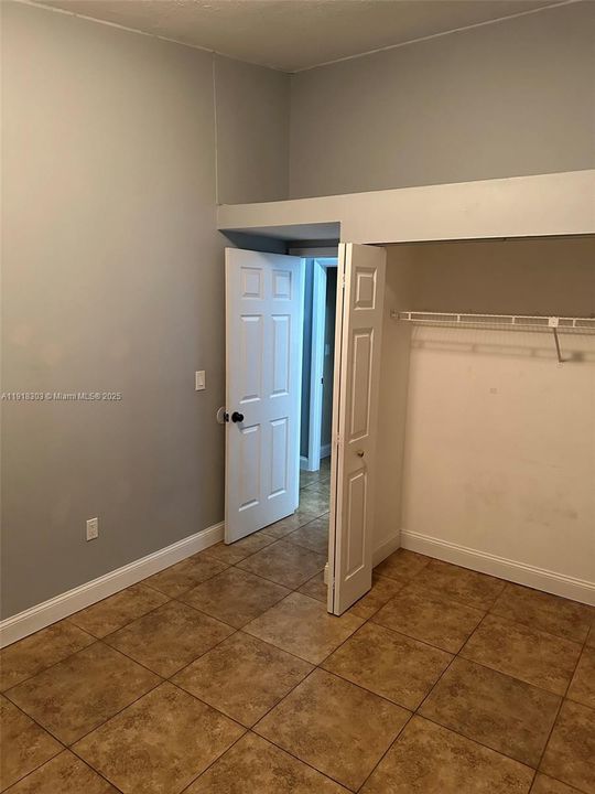 Active With Contract: $410,000 (3 beds, 2 baths, 1093 Square Feet)