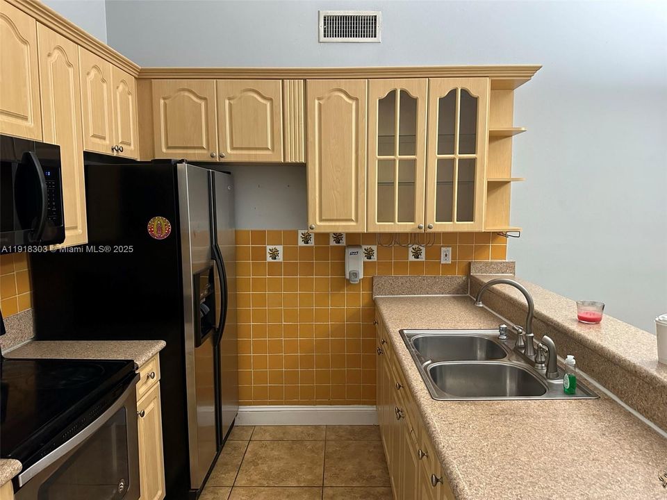 Active With Contract: $410,000 (3 beds, 2 baths, 1093 Square Feet)