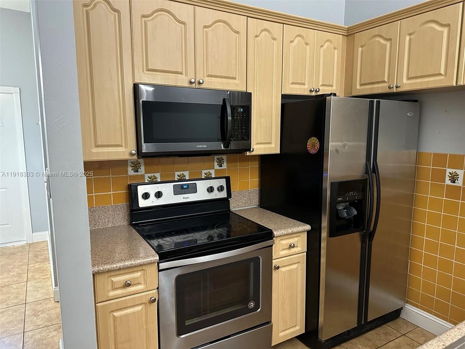 Active With Contract: $410,000 (3 beds, 2 baths, 1093 Square Feet)