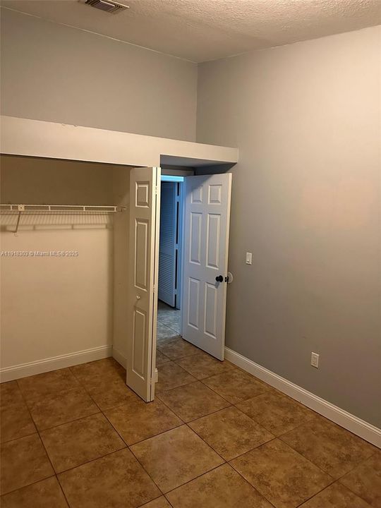 Active With Contract: $410,000 (3 beds, 2 baths, 1093 Square Feet)