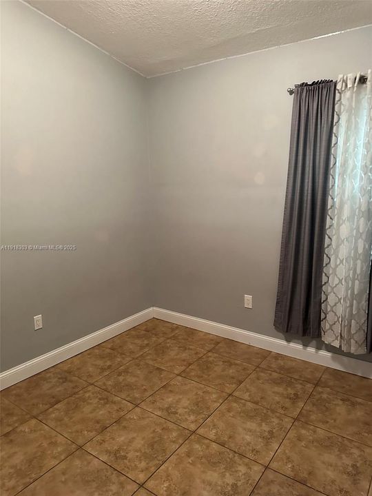 Active With Contract: $410,000 (3 beds, 2 baths, 1093 Square Feet)