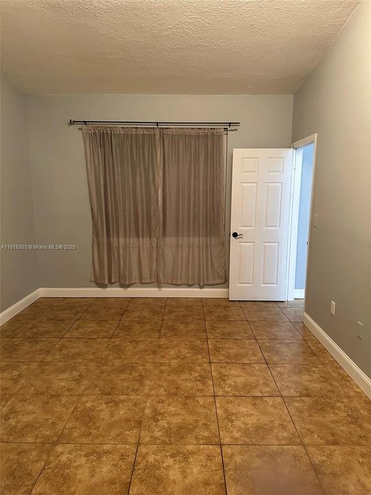 Active With Contract: $410,000 (3 beds, 2 baths, 1093 Square Feet)