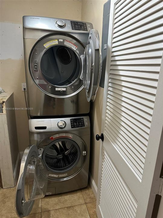 Active With Contract: $410,000 (3 beds, 2 baths, 1093 Square Feet)