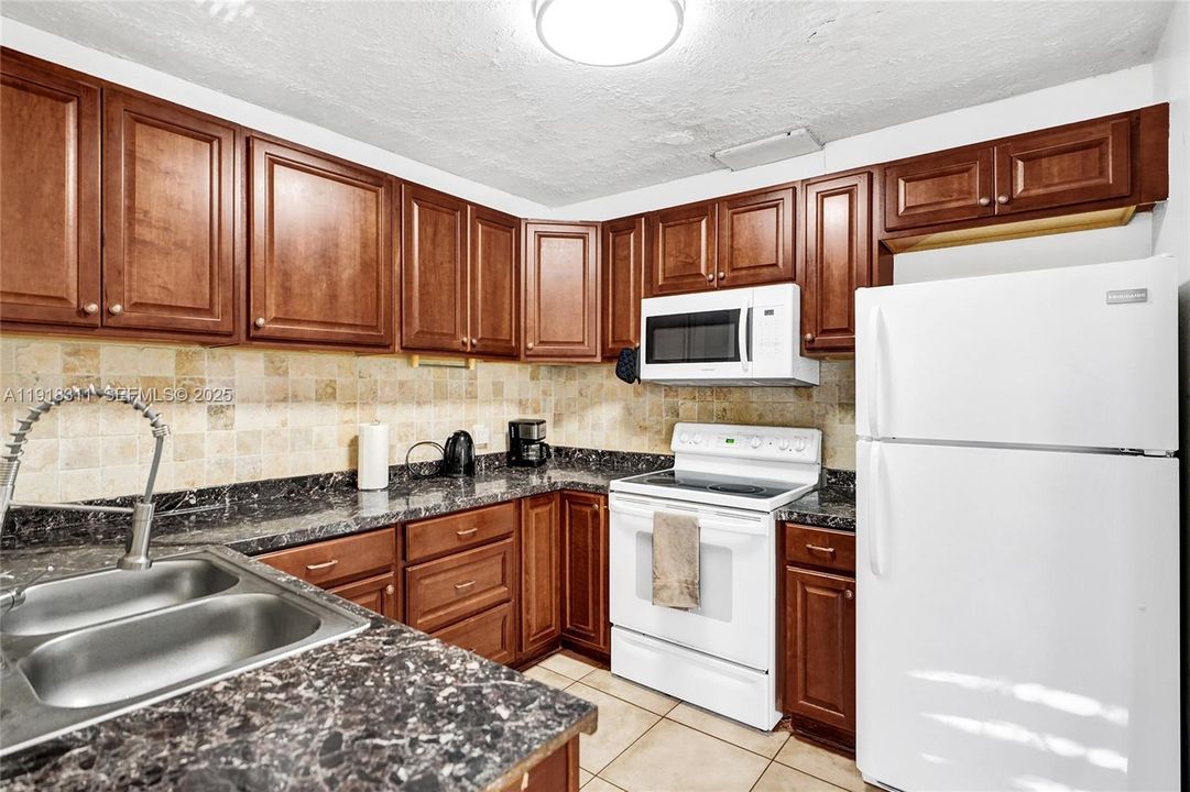 For Sale: $925,000 (3 beds, 3 baths, 1836 Square Feet)