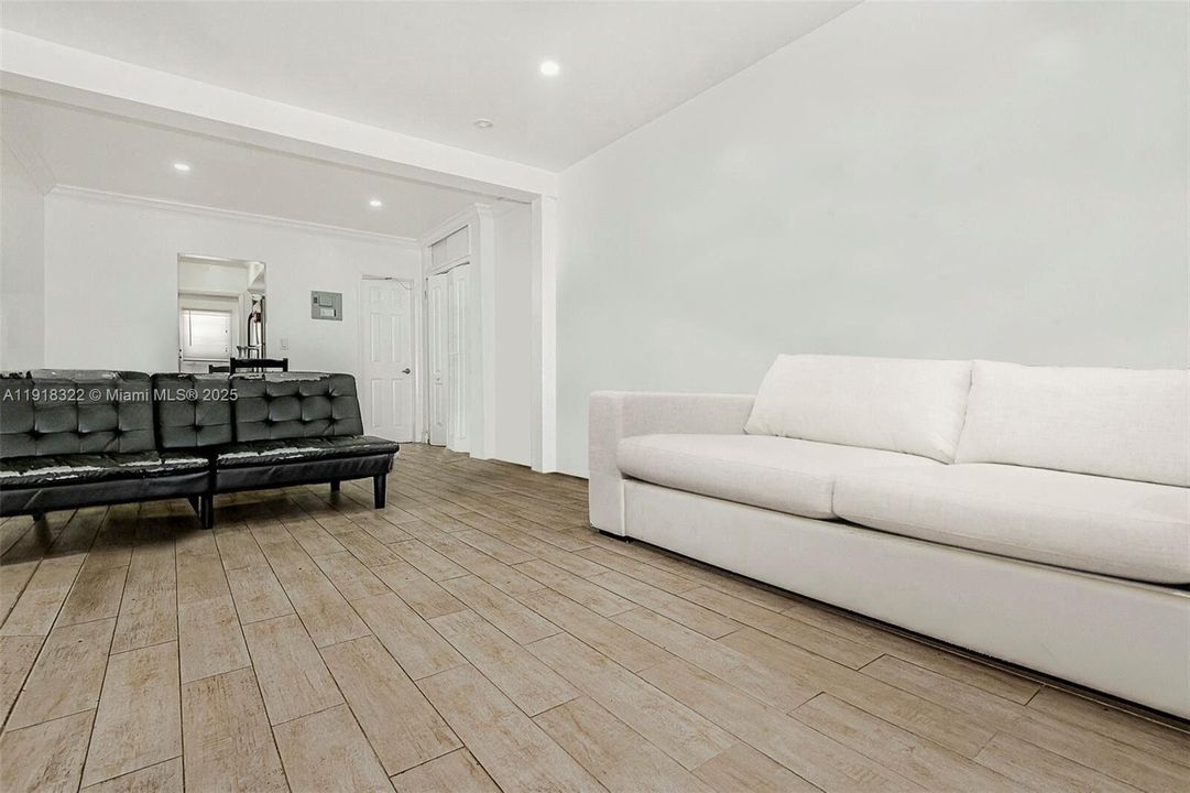 Recently Rented: $1,700 (0 beds, 1 baths, 417 Square Feet)