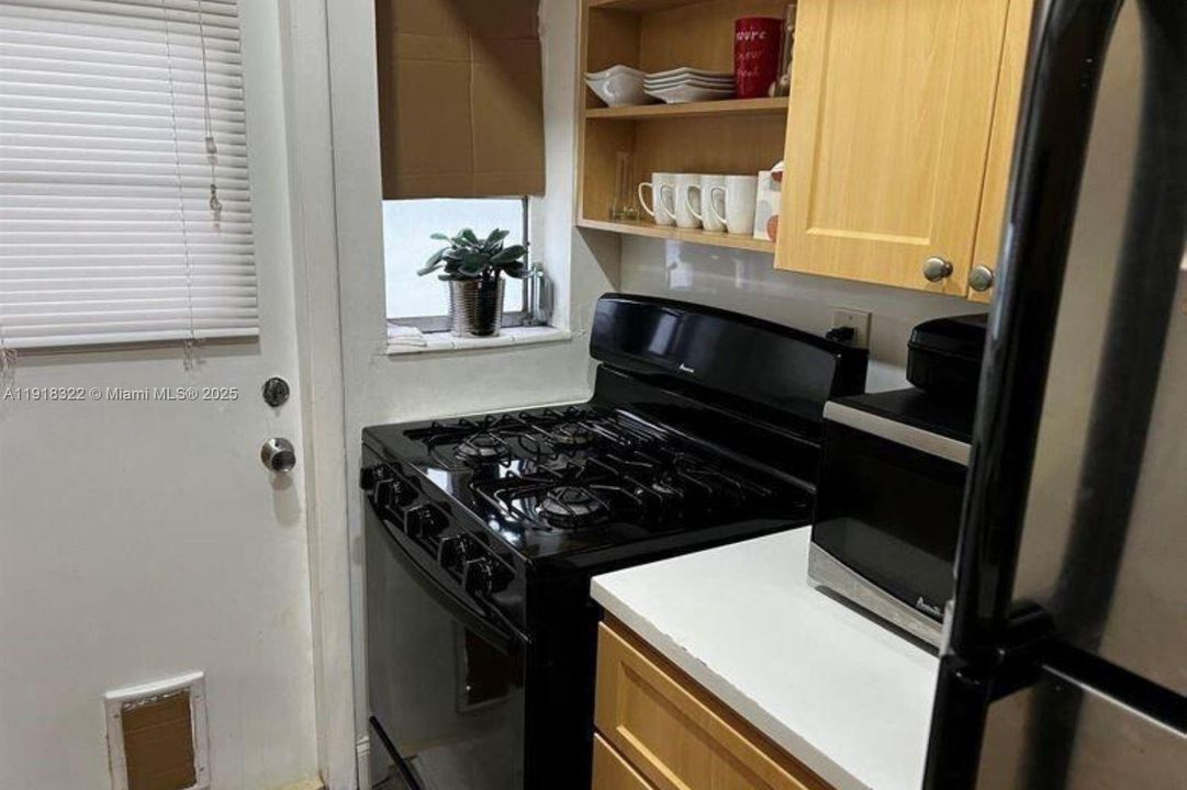 Recently Rented: $1,700 (0 beds, 1 baths, 417 Square Feet)