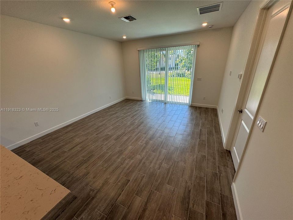 出租: $3,300 (3 贝兹, 3 浴室, 1308 平方英尺)