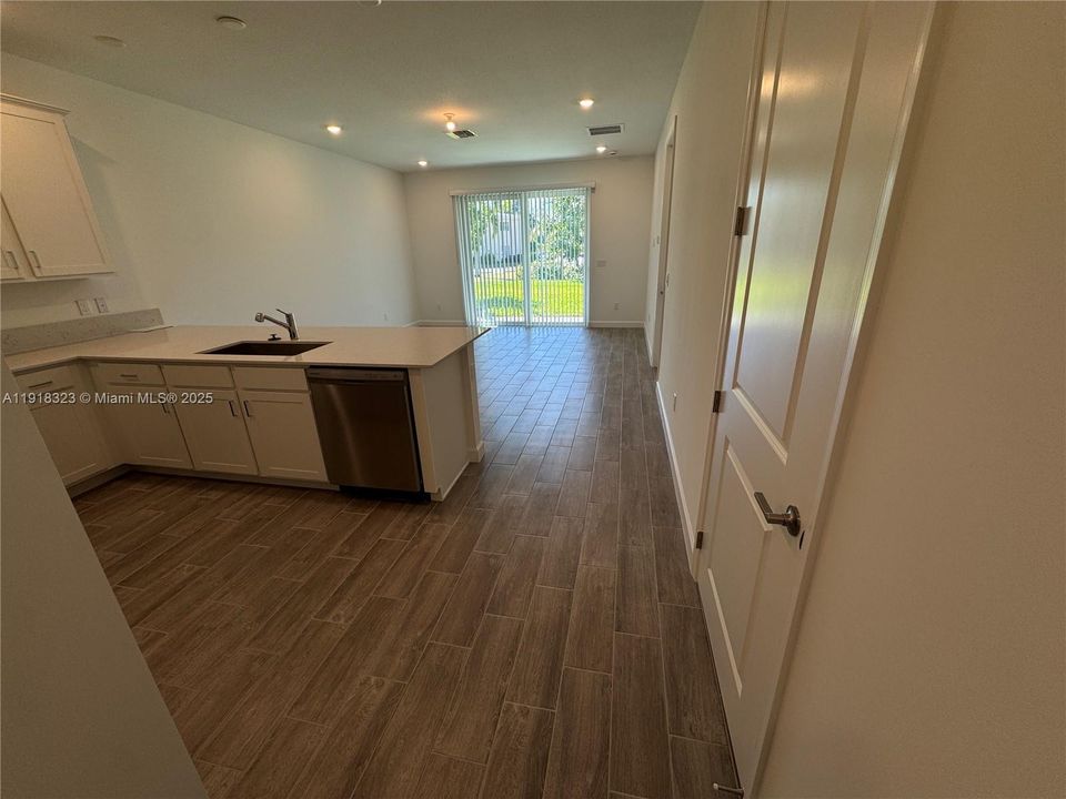 出租: $3,300 (3 贝兹, 3 浴室, 1308 平方英尺)